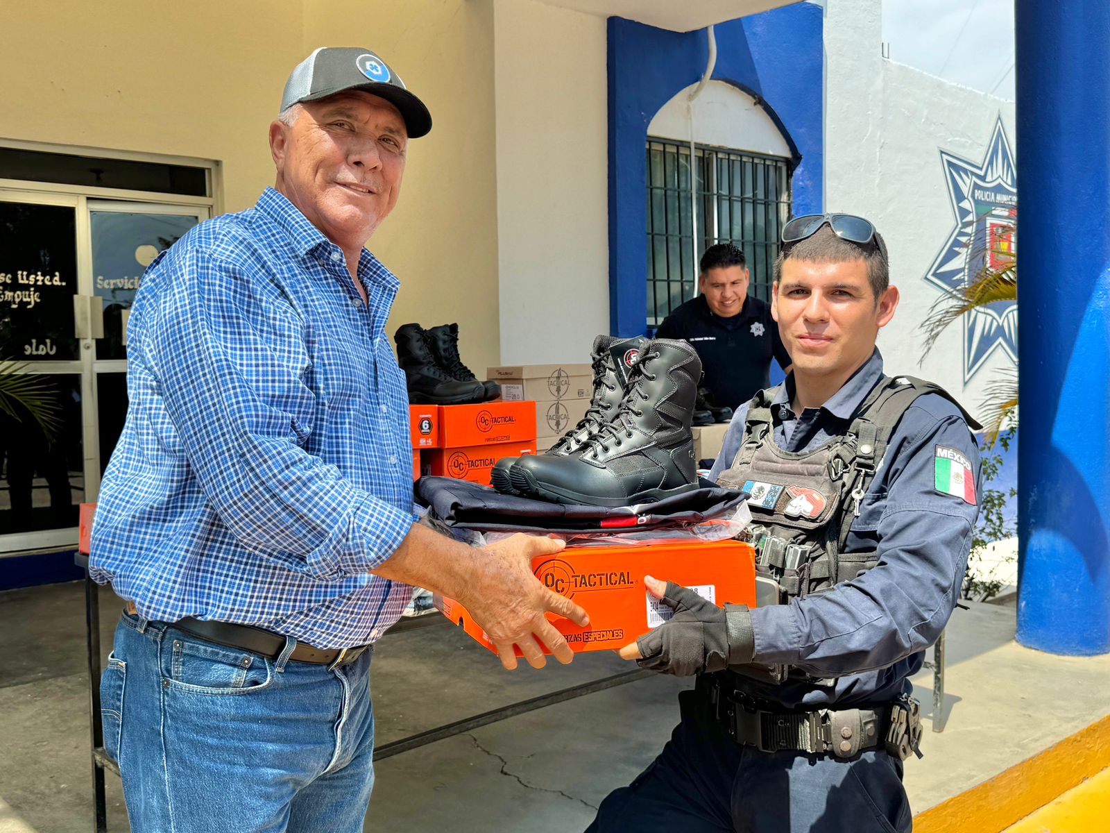 Gobierno de El Fuerte entrega uniformes a elementos de Seguridad ...